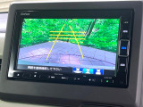 【バックカメラ】駐車時に後方がリアルタイム映像で確認できます。大型商業施設や立体駐車場での駐車時や、夜間のバック時に大活躍!運転スキルに関わらず、今や必須となった装備のひとつです!