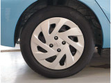 純正ホイール。デザインが素敵ですね。お車全体のイメージ変わりますね。タイヤサイズは 175/65R15 です。