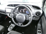【運転席まわり】・・・ハンドルやシートなども隅々までクリーニング済み。キレイな車内でドライブがより一層快適にお楽しみいただけると思います。