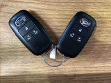 【スマートキー】 スマートキーを携帯していれば、ドアハンドルのボタンを押してロックの解除ができ、パワースライドドアもワンタッチで開閉できます。