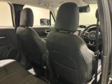 【リアシート】屋根までの高さがある車のため、大人の方でも圧迫感が少なく乗車出来ます。足元は広く取られているため、ゆったりとお乗り頂けます。