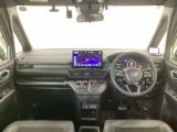 【前方視界】開放的な前方視界!運転がしやすく疲れにくいです♪窓が大きく、見通しがとっても良いおクルマですよ♪