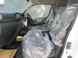 【VDC】運転操作やクルマの速度を検知して、ブレーキやエンジン出力の制御を 自動的に行い、滑りやすい路面やカーブを曲がるときや障害物を回避するときにクルマ の横滑りを軽減し、運転に安心感を与えます。