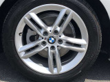 BMW純正17インチホイール。洗練されたデザインで、足元の個性を引き立てます。