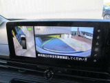 多彩なナビ機能に加えて、アラウンドビューモニターの画像も大画面に映し出されます。周囲の状況をもっと確認しやすくなり、駐車が楽に安心して行えます。