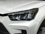 【LEDヘッドライト】悪天候や夜間走行時も良好な視界を確保し安心して運転できる高輝度LEDヘッドライトを装備!点灯速度が早く、消費電力も抑えられています。