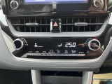 オートエアコン♪お好みの温度に設定するだけで車内を快適空間にしてくれますよ♪