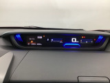 メータは先進的なデジタルメーターを採用!ゆっくりと数字が動くのでとても見やすく表示されます!続可能距離等の情報やHonda SENSINGの注意・警告も表示します!