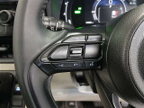 ステアリングには運転中でも簡単に操作できる各種スイッチついてます