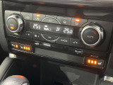 【オートエアコン】一度お好みの温度に設定すれば、車内の温度を検知し風量や温度を自動で調整。暑い&hellip;寒い&hellip;と何度もスイッチ操作をする必要はありません。快適な車内空間には必須の機能ですね♪