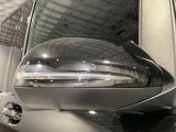 ウィンカー内蔵ドアミラーを開発したのは『メルセデス・ベンツ』です。他車からの視認性が高まり、事故の可能性を低減させています。更に、点灯部分はドライバーの視界に入らないように設計されています。