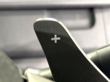 【パドルシフト】ハンドルから手を離さずに素早くシフトアップ&ダウンができるので、エンジンブレーキを使う下り坂や高速道路の合流で加速したい場面で役立ちます。