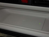 ワイヤレス充電機能で接続の手間いらず。スマートフォンなどをワイヤレスで充電可能です。