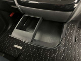 何かと便利なグローブボックス。メンテナンスノートや車検証、ちょっとしたメモと筆記用具等を入れておくとあればもしもの時にも便利ですね。