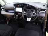 スタイリッシュなデザインのインパネ。各操作スイッチは使いやすい位置に配置されてます。