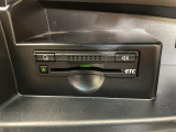 【純正ビルトインETC】有料道路を利用する際に料金所で停止することなく通過できる、ETC車載器が装備されています。セットアップを行うことで利用可能になります。