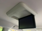 【フリップダウンモニター】大画面モニターで後席でもエンタメをお楽しみいただけます。小さなお子様にも大人気の装備です♪