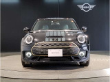MINIのフロントグリルのデザインはイギリスで生まれた当初から、シルバーのサイドバーが折り重なった伝統的なデザインで御座います。その伝統はBMWのお車になってからでも少しずつ形を変えて守られております