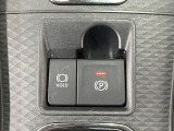 【電動パーキングブレーキ】パーキングブレーキは便利な電動式!ボタン一つで操作でき、アクセルを踏めば自動で解除されます