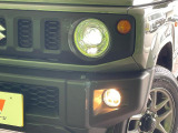 【LEDヘッドライト】悪天候や夜間走行時も良好な視界を確保し安心して運転できる高輝度LEDヘッドライトを装備!点灯速度が早く、消費電力も抑えられています。