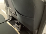 【シートバックポケット】すぐ手に取りたいアイテムをスマートにしまっておけます。限られた空間を有効に活用でき、長距離のドライブでも車内を清潔感のある落ち着いた状態に保ってくれる実用的な機能です。