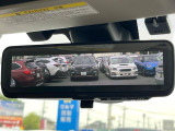 【スマートリヤビューミラー】後席の大きな荷物や同乗者で後方が確認しづらい時でも安心!カメラが撮影した車両後方の映像をルームミラー内に表示。クリアな視界で状況の確認が可能です!