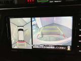 【パノラミックビューモニター】映像で、見づらい車両周辺の確認をアシスト。クルマを真上から見ているような映像を表示。 運転席から確認しにくい車両周囲の状況を把握。