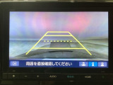 【バックカメラ】運転が苦手な方も車庫入れラクラクです!ギアをリバースに入れれば自動的に切り換わりますので、面倒な操作は不要です♪狭い駐車場もお車を傷つけず安心ですね!