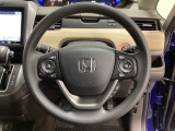 ハンドルにHondaセンシング系のクルーズコントロールやレーンキープアシストなどのスイッチと、オーディオの操作スイッチが装備されています。ハンドルから手を離さず安全に操作できます。