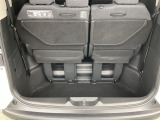 荷室は3列目シートを立てたままでも十分な容量があります。