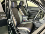 フロントは運転席と助手席が別々の広々としたセパレートシート、運転席は高さを調整できるハイトアジャスター付きでちょうどいいドライビングポジションに調整できます