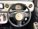 インテリアに合わせたデザインのステアリングは、運転される方のことも考え、運転しやすい形状、大きさです。是非一度、実際に触ってお確かめください。
