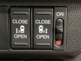 【両側パワースライドドア】両側がパワースライドドアになっており、運転席のスイッチやスマートキーでも開閉が可能です!開口部も広いので乗り降りも楽々♪