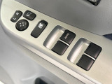 【電動格納ミラー】サイドミラーは電動格納式となっており、狭い駐車場でもキズがつくリスクを抑えられます。