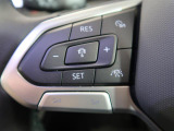 ◆クルーズコントロールにレーダーセンサーを組み合わせ、先行車を測定し設定されたスピードを上限に自動で加減速を行います。一定の車間距離を維持することで、長距離走行でのドライバーの疲労を低減させます。