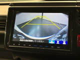 リバースギアに入れるだけで後方の表示へ切り替わります。夜間や雨の日の駐車も楽になりますよ。