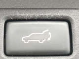 【パワーバックドア】スマートキーや運転席のボタンを押すだけでリアゲートが自動で開閉します!荷物を持っている時や、高い位置にあるバックドアを閉める際に便利な機能です♪