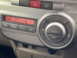 【オートエアコン】一度お好みの温度に設定すれば、車内の温度を検知し風量や温度を自動で調整。暑い&hellip;寒い&hellip;と何度もスイッチ操作をする必要はありません。快適な車内空間には必須の機能ですね♪