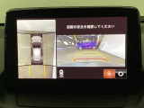 バックギアに入れますとご覧のような画像に自動的に切り替わります。車庫入れ時に役立ちます。
