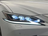 【LEDヘッドライト】悪天候や夜間走行時も良好な視界を確保し安心して運転できる高輝度LEDヘッドライトを装備!点灯速度が早く、消費電力も抑えられています。
