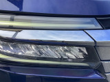 明るく白い光のLEDヘッドライトにより、夜間でも遠くまで見通しやすく、安全性が高まります。