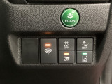 Hondaセンシング用の、VSA(ABS+TCS+横滑り抑制)解除と路外逸脱抑制機能のオンオフスイッチなどはハンドルの右側に装備しています。燃費に役立つECONボタンもここです。