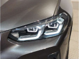【LEDヘッドライト】先進のLEDテクノロジーを採用。放射される白色光の周波特性は太陽光に近く、バイキセノン・ヘッドライトを上回るコントラストで更に明るく輝きます!