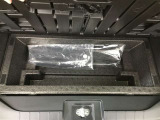 リヤラゲージスペースに小物が収納できるスペースがあります