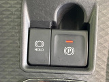 【電動パーキングブレーキ】パーキングブレーキは便利な電動式!ボタン一つで操作でき、アクセルを踏めば自動で解除されます