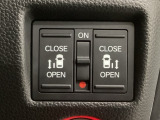 【両側パワースライドドア】両側がパワースライドドアになっており、運転席のスイッチやスマートキーでも開閉が可能です!開口部も広いので乗り降りも楽々♪