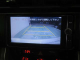 車両後方の映像を映すバックモニター。進路を確認しながら安全に車庫入れできます。