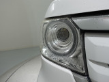 LEDヘッドライトは、点灯の瞬間から最大光量を発揮し、突然暗くなるトンネルなどでの安定感を高めます。