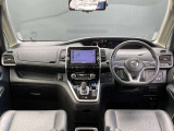 運転席周りになります。内装色はブラックです。