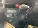 シフト周辺の画像です。オートエアコン♪お好みの温度に設定するだけで車内を快適空間にしてくれますよ♪